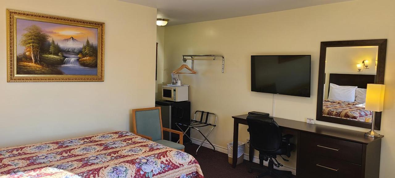 Fox Motor Inn Greater Napanee Extérieur photo