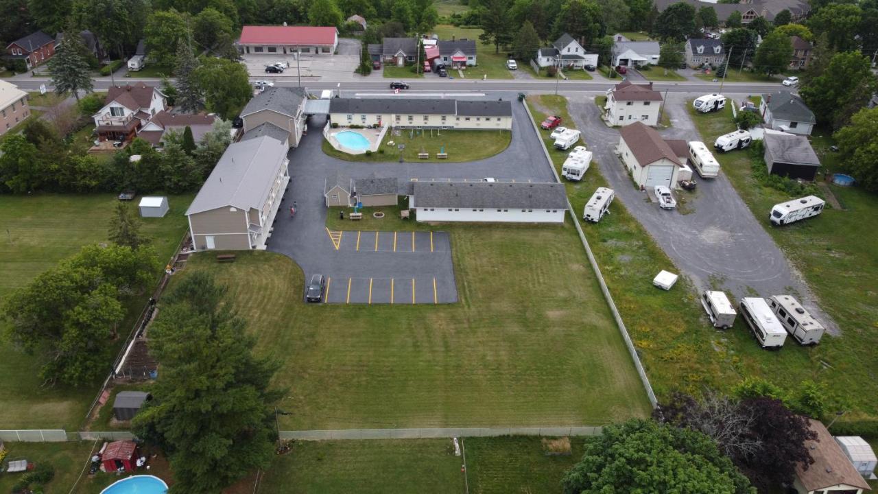 Fox Motor Inn Greater Napanee Extérieur photo