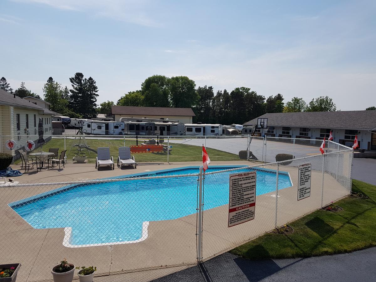 Fox Motor Inn Greater Napanee Extérieur photo