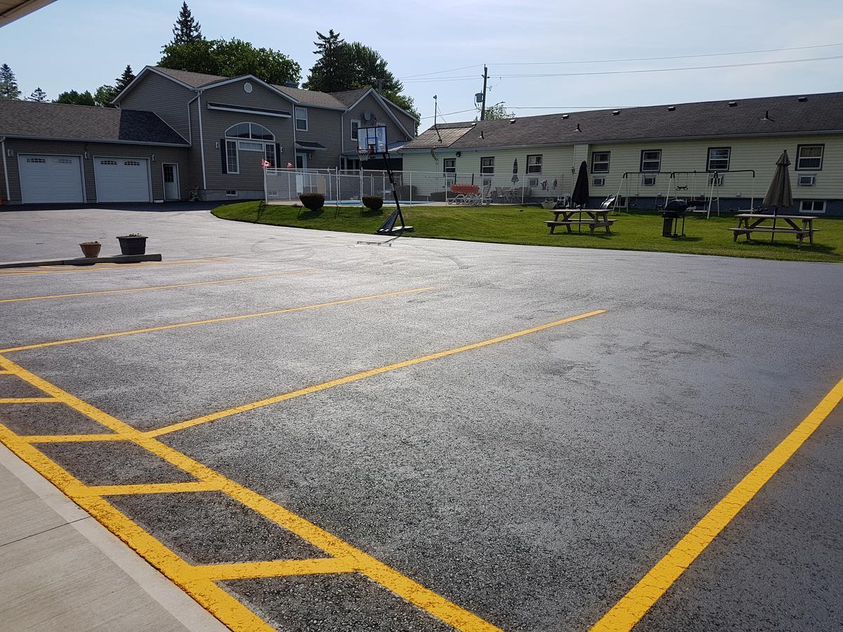 Fox Motor Inn Greater Napanee Extérieur photo
