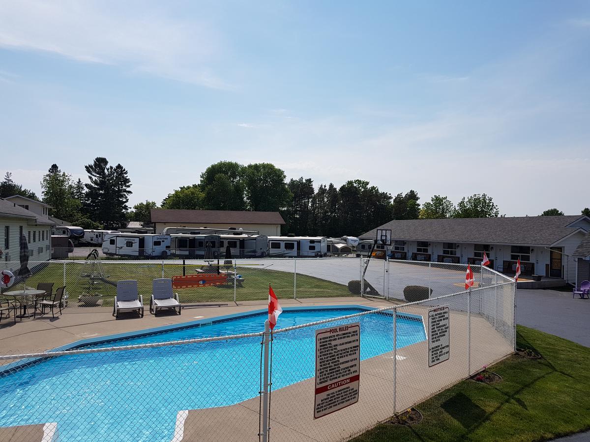 Fox Motor Inn Greater Napanee Extérieur photo