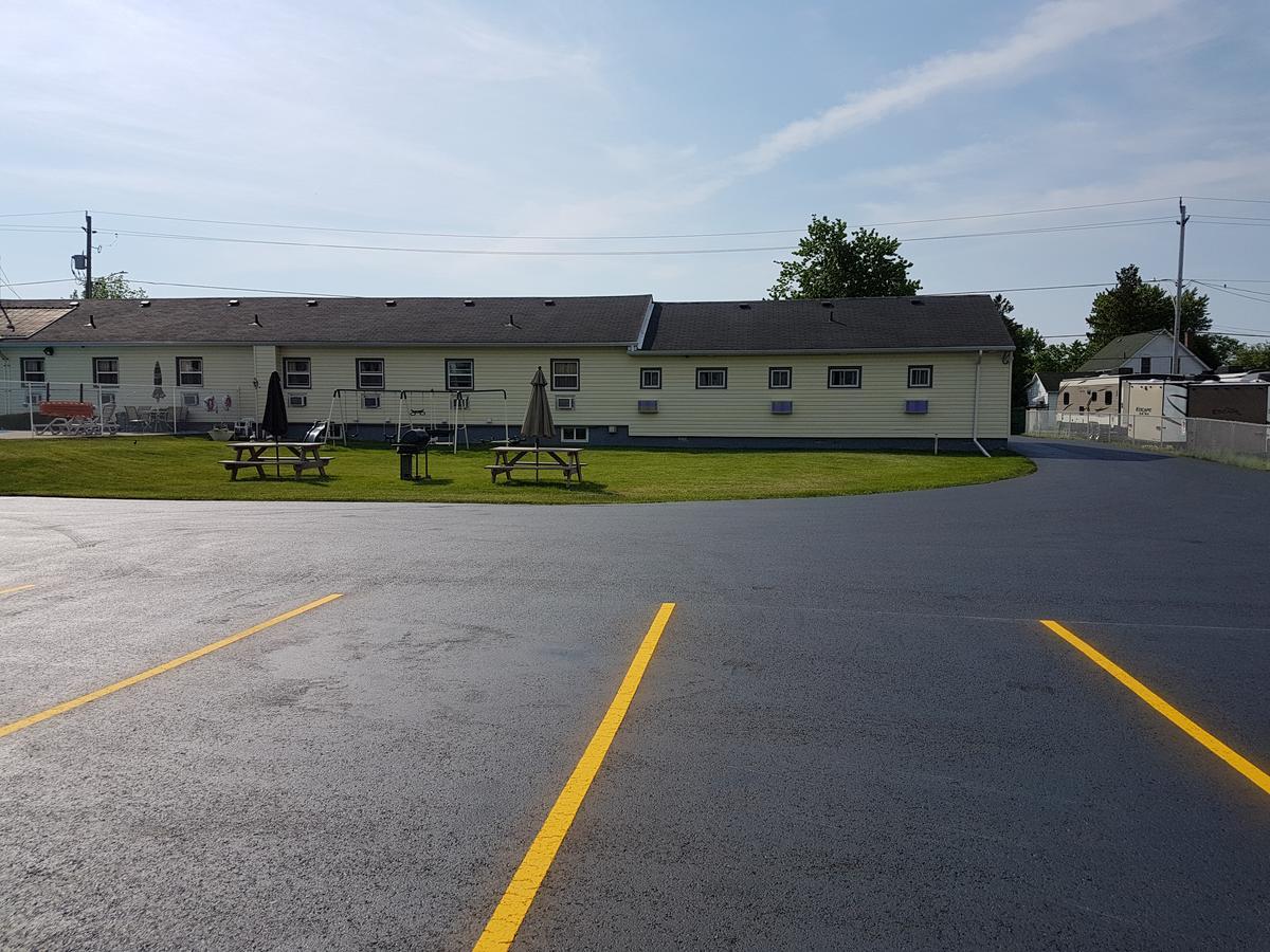 Fox Motor Inn Greater Napanee Extérieur photo