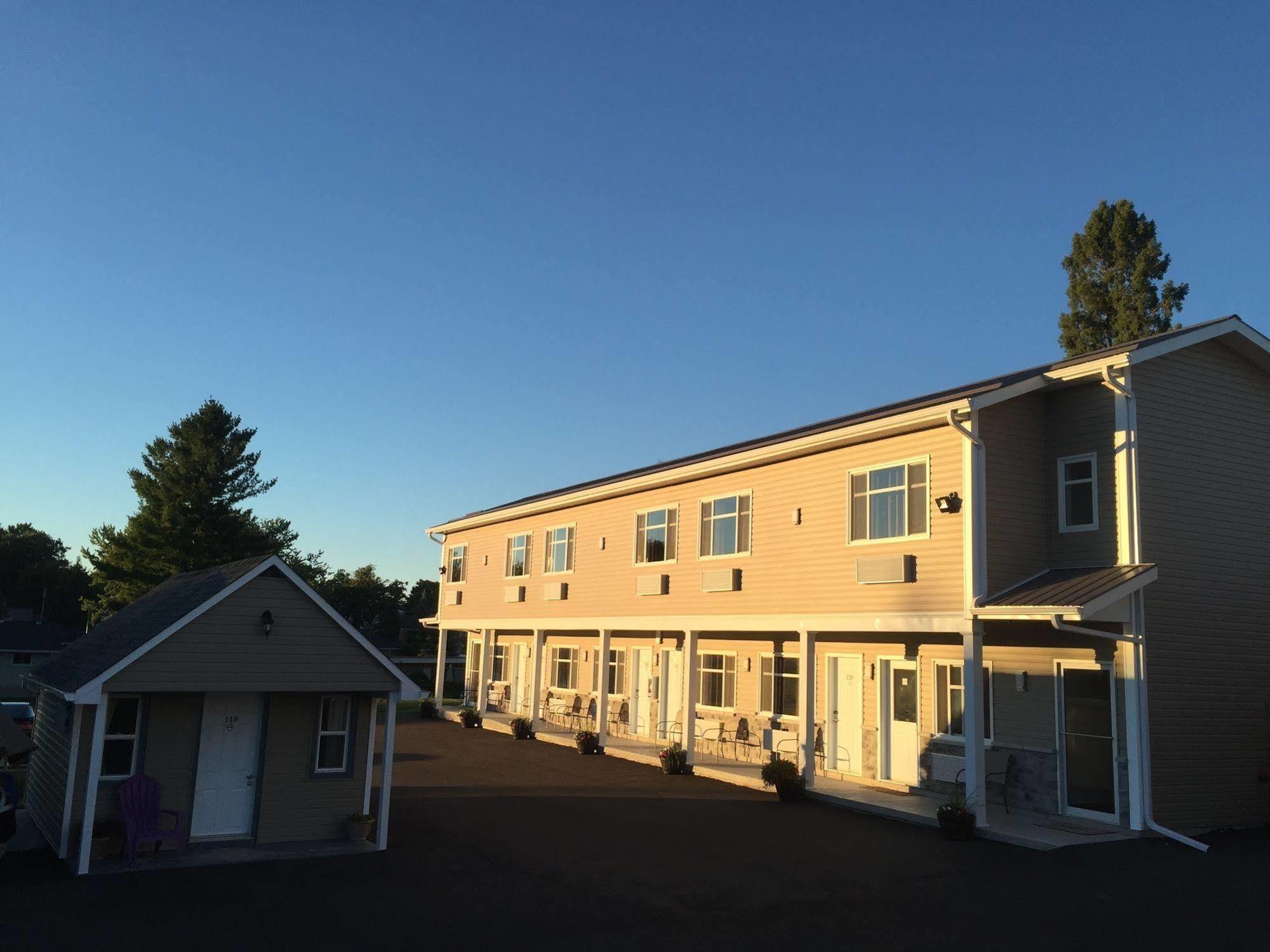 Fox Motor Inn Greater Napanee Extérieur photo